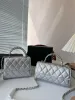 Moda feminina Bolsa de mão Designer Mini bolsa com aba Alça superior Ombro Bolsas crossbody Clássicas Bolsas acolchoadas com diamantes Ferragens douradas Alça de corrente Bolsas luxuosas