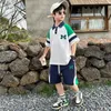 セットスーツ韓国の子供の服若年男の子スーツサマー2pcs衣装綿ターンダウンカラーTシャツトップアンドショーツトラックスーツラウンジウェア230510