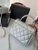 Moda feminina Bolsa de mão Designer Mini bolsa com aba Alça superior Ombro Bolsas crossbody Clássicas Bolsas acolchoadas com diamantes Ferragens douradas Alça de corrente Bolsas luxuosas