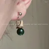 Boucles d'oreilles pendantes style chinois rétro pierre naturelle long gland pour les femmes conception avec un sens unique de papillon de luxe