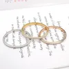 Conception de bracelet bijoux en acier inoxydable 18 K 4 rangées Bracelets en cristal couleur or géométrie stéréo pour les femmes qui aiment les cadeaux