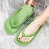 Chinelos chinelos chinelos massalas de tanga de homem sapatos femininos de verão grossa e eva llide não -deslizante para casais internos externos 230510