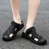 Сандалии летние мужчины кожаные классические тапочки для обуви мягкие римские римские удобные прогулки на открытом воздухе 230510