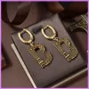 2023Women Mode Boucles D'oreilles Rétro Lettres Boucle D'oreille Pour Les Femmes De Luxe Designer Bijoux Or Hommes Pour Cadeaux Relief Oreille Goujons Dames NICE D222246F