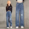 Джинсы весенняя осень детские джинсы для девочек одежда Детская джинсовая брюки подростки девочки свободны от моды, разорванные отверстия широкие брюки 230512