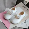 Sneakers Spring Autumn Baby Girls Shoes Söt Bow Patent Leather Princess Solid Color Kids Gilrs Dancing First Walkers 230511