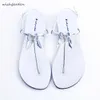 Sandálias novas femininas de verão praia sandálias de salto baixo Lady shining shinstones sapatos de borboleta boho t-stap flops slipper de diamante plus size g230512