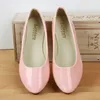 Klänningskor Summer Women s Flat Shoes Patent Leather Candy Color Lok Fu Bekväm kvinnor EU 42 WSH2215 230511