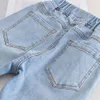 Джинсы девочки джинсы клубничная вышивка девочки голубые джинсы весенняя осенняя джинсовая брюки детские девочки модные брюки для одежды 230512