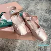 샌들 댄스 신발 2023 SATIN BALLERINAS MM 플랫폼 BOWKNOT 얕은 입 단일 신발 평평한 샌들 35-40