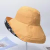 Breda randen hattar 2023 Sommarsolskyddssolen Sun Hat Flower reversibel bomull för semester Färgglada kvinnors fiskare