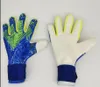 Gagnant des gants d'or de la Coupe du monde du Qatar 2022, Emiliano Martinez, même gants de gardien de but KL