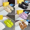 Designer-Sandalen Feel Damen-Sandale, Gummi-Hausschuhe, Roma-Schuhe, bequeme Plateau-Slides, braune Satin-Pantoletten, flache Sandale, Sommer-Strand-Flip-Flops, fluoreszierendes Gelb