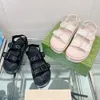 Damessandaal uit 2023 met kristallen 6934 Rozebeige mesh-logo aan de achterkant Antislip rubberen zool geïnspireerd door de sportwereld Designer sandalen Platte sandalen