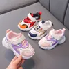 Спортивные детские детские детские спортивные туфли для девочек сетки, дышащие в дышащих 2023 детские мальчики, бегущие кроссовки в корейском стиле.