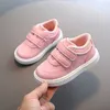 Athletic Outdoor Kids Sneakers pojkar skor flickor tränare barn läder skor vita svarta skolskor rosa casual sko flexibel ensamstående mode aa230511