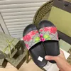 Designer tofflor Sandaler Fashionabla Summer Beach Slippers unisex gummi platt botten tofflor tillgängliga i flera färger stilar 35-46