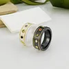 Anel de designer de luxo para homens e mulheres casal elegante g anel de amor de cerâmica de alta qualidade 18k anel de noivado de ouro