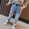 ジーンズガールズジーンズヒョウパターンキッズジーンズガールズ春秋の子供ジーンズカジュアルスタイルの女の女の子の服230512