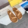 Sandalias de diseñador Feel Mujer Sandalia Zapatillas de goma Roma Zapatos Cómodos Toboganes de plataforma Mulas de satén marrón Sandalia plana Chanclas de playa de verano Amarillo fluorescente
