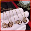 Золотое ожерелье с кристаллами, 2 кольца, дизайнерское любовное ожерелье, бриллиантовые цепочки для мужчин, кольцо с кулоном, разные стили, пара, уличные роскошные ожерелья, паркинг F23