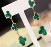 2023 Boucles d'oreilles clip de charme de qualité de luxe avec la conception de trois fleurs de malachite nature en plaqué or 18 carats ont le timbre de la boîte PS5019