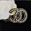 20style Marque Double Lettres Designer Broches pour la Mode Femmes Incrusté Cristal Perle Broche Vêtements Costume Pin Femmes Bijoux De Mariage