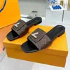 Lyxdesigner Kvinnor tofflor Summer Fashion Leather Flat Heel med spännet Sandaler Comfort Ladies Shoes Hotel Mjuk stor storlek 35-43