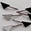 Um par de grampos de cabelo triangulares de metal com carimbo feminino menina triângulo letras presilhas moda designer de cabelo acessórios de joias com logotipo dropshipping