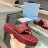 Prad Zacht gevoerde teenslippers van nappaleer met sleehak Leren slippers Woestijnbeige Zwart Gewatteerde platte sandalen van nappaleer Slippers en muiltjes voor dames