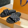 2023 Designers Luxury Pool Pillow Mules Women Sandals Sunset Flat Comfort Mules Padded Front Strap Trapers äkta läder Fashionabla lätt att se Slides B83