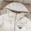 Piumino da donna Parka designer merci europee inverno nuovo triangolo standard vita media e corta tessuto sottile senza lavaggio piumino d'oca bianco E4N0