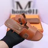 Sandalias de cuero de diseñador de lujo, zapatos planos de verano, zapatillas de playa a la moda para mujer, chanclas deslizantes, zapatillas