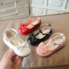 Platta skor baby flickor t band prinsessan bröllop brud båge klänning patent läder småbarn barn designer