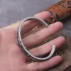 Bracelets à breloques en acier inoxydable pour hommes Bracelet Rune nordique fait à la main avec le marteau de Viking Thor ne se fanent jamais boîte en bois comme cadeau 230511