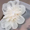 Beretten bruid fedoras met clip fascinator haarspeld voor vrouwen bruiloftsfeest fascinat mesh garen bloempennen hoed accessoires 230512