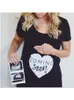 Maternidade Tops Tees 'Coming Soon' Feminino Feminino Feminino Pegadas de bebê fofo Mãe grávida Camisa grávida Roupas 230512