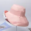 Breda randen hattar 2023 Sommarsolskyddssolen Sun Hat Flower reversibel bomull för semester Färgglada kvinnors fiskare