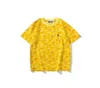 T-shirt con colletto rotondo di personalità adolescenziale gialla stampata mimetica con logo popolare da uomo e da donna con maniche corte