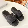 Hög kvalitet Designer rutschkanor Tofflor Triangel Spänne Raffia Halm Mode Kvinnor Tjock botten Sandaler platt Mules Slides Pool dam Plattform Fyrkantig tå Flip Flops