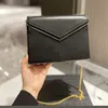 Красивые сумки на плечах красные дизайнерские сумочки Plain Y Crossbody Cool Women Color Totes монета монета модная сумочка уникальная клапана сумочки 22 см.