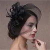 Beretten bruid fedoras met clip fascinator haarspeld voor vrouwen bruiloftsfeest fascinat mesh garen bloempennen hoed accessoires 230512