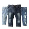 Jeans Chumhey 0-8t topkwaliteit lente kinder jeans kinderbroek baby jongens meisjes denim broek baby kleding gebroken gat kleding 230512