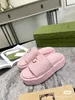 2023 Novo designer de estilo feminino Chinelos Sandália Sliders Macaron fundo grosso antiderrapante fundo macio moda G casa chinelo mulheres usam chinelos de praia