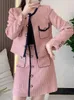 Abiti da lavoro Autunno Inverno Elegante Tweed rosa Set di due pezzi di lana da donna Tasca monopetto in metallo Giacca corta Cappotto Bottoni Minigonna