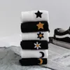 Chaussettes En Gros Coton De Compression Nouveau Coton Broderie Homme Lune Étoile Unisexe Personnalité Harajuku Noir Blanc Planche À Roulettes Tricoté Mode Décontractée