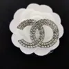 20 Estilo Diseñador de la marca Broches Mujeres Cristal completo Rhinestone C Letras Broches Traje Pin Joyería de moda Accesorios de decoración de ropa