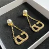 2023-Luxury Copper Diamond Stud High Classic Brand Designers V Lettera 18K placcato oro geometrico nappe orecchino di perla donne famose orecchini per le signore compleanno Gif