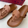 Märke sommarläder kvinnors sandaler kork tofflor casual dubbel spänne clogs strandskor mode trend 60ess