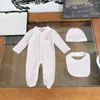 23ss newborn onesie designer babykläder bebe Ny sommar produkt nyfödd baby klätterdress Ha kläder saliv handduk hatt tredelad set nyfödd kläder